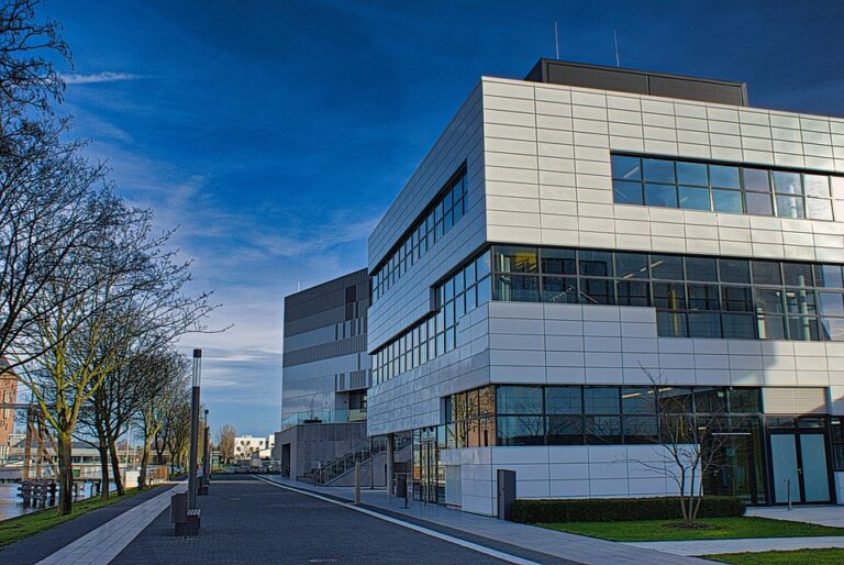 ITB merupakan universitas teknik tertua dan terbaik di Indonesia. ITB terkenal dengan program-program studi teknik dan sains yang berkualitas, serta memiliki reputasi yang baik di tingkat internasional.